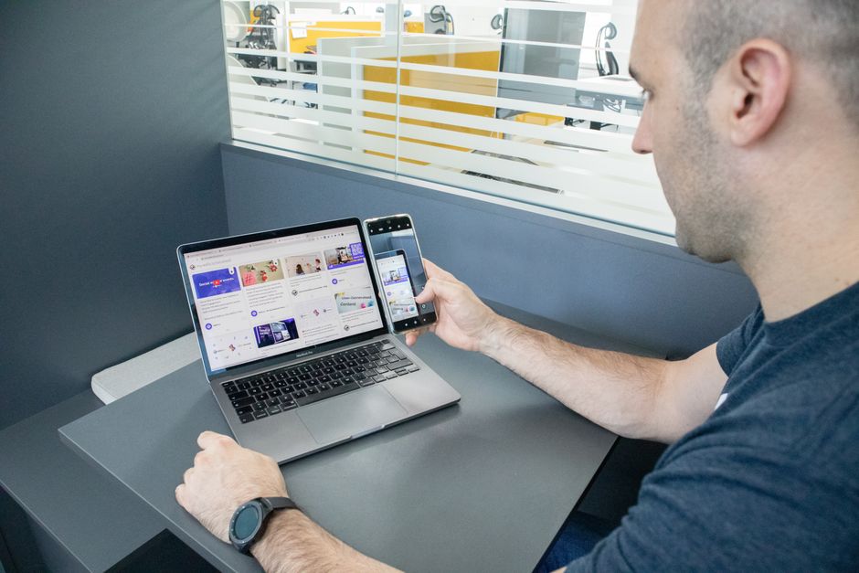 Korištenje laptopa i pametnog telefona u modernom uredu