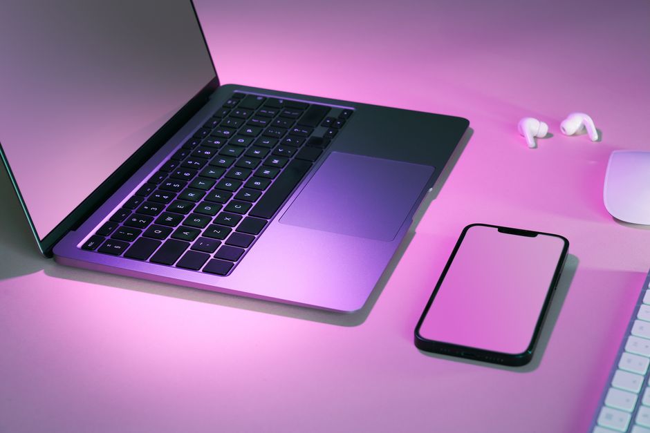 Tech workspace s laptopom i smartphoneom