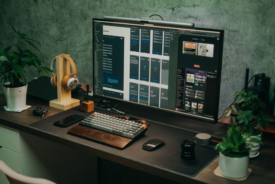 Sleek home office setup s velikim monitorom